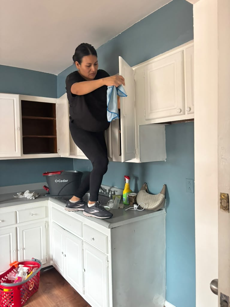 Bright entryway and hallway cleaning in Elizabeth, NJ by Cleaning Luna