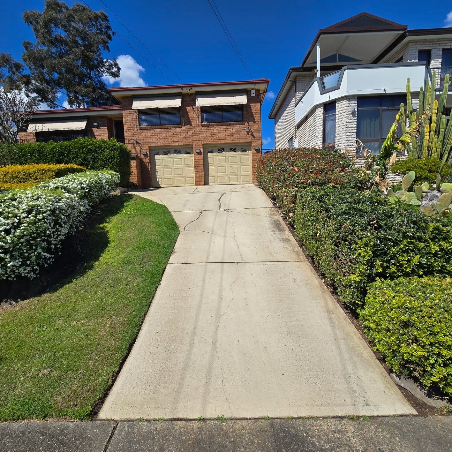 Slate Grey Driveway Resurfacing with Silver Sand Fleck Finish - Image 2