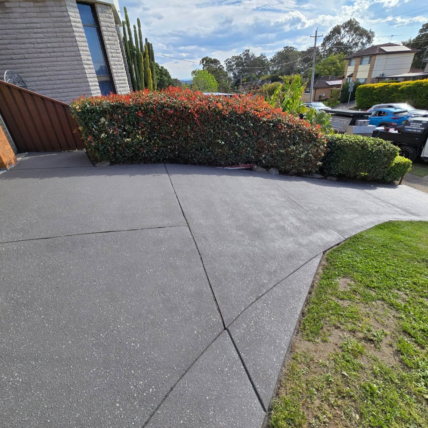 Slate Grey Driveway Resurfacing with Silver Sand Fleck Finish - Image 1