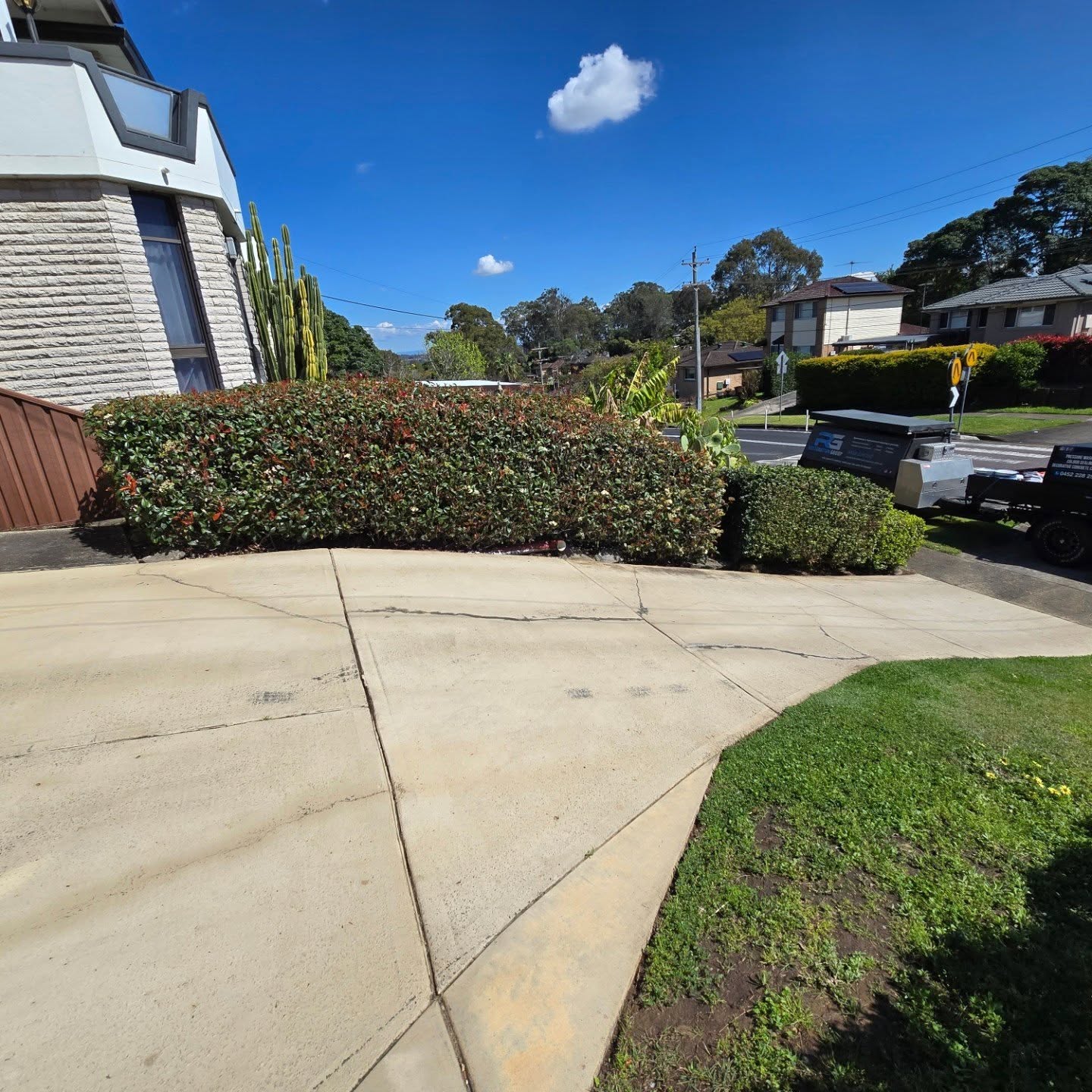 Slate Grey Driveway Resurfacing with Silver Sand Fleck Finish - Image 3