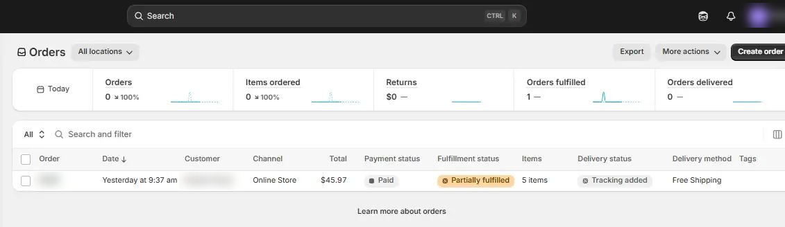 قائمة الطلبات في Shopify لدى صبحي: أول طلب بقيمة 45.97 دولار، مع إخفاء رقم الطلب واسم العميل