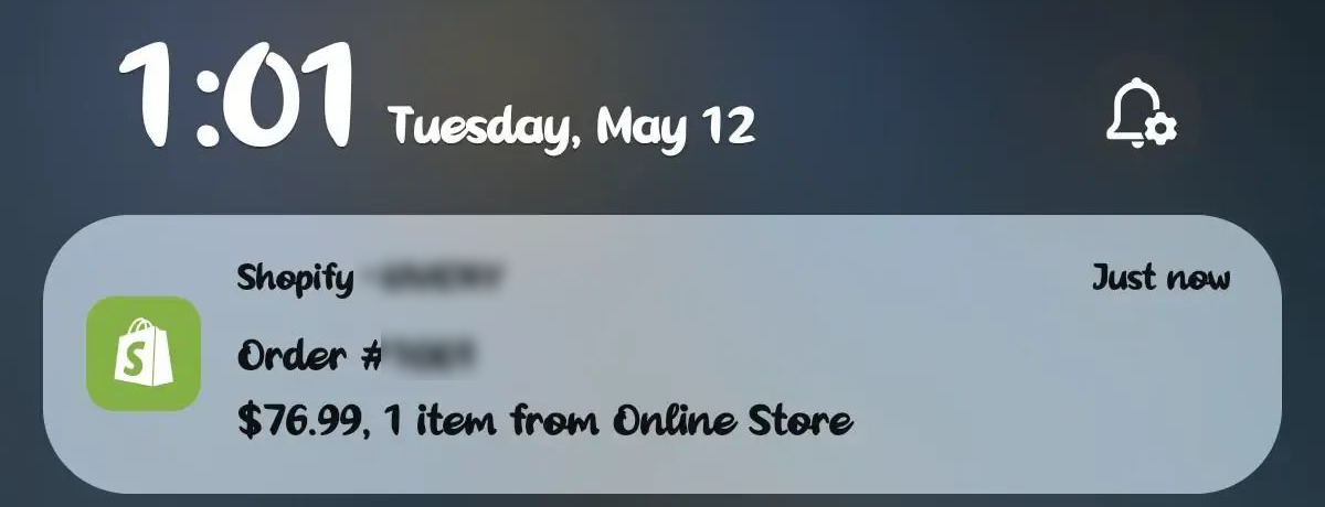 إشعار Shopify على شاشة هاتف عبدالرحمن بطلب قيمته 76.99 دولار، مع إخفاء اسم المتجر ورقم الطلب