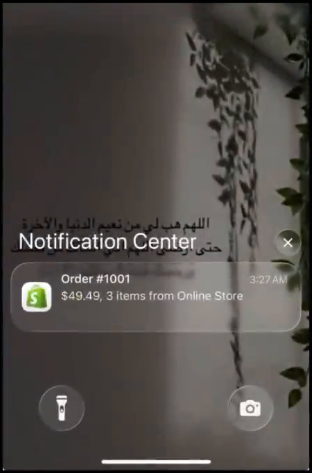 إشعار Shopify على شاشة هاتف آيشة بالطلب رقم 1001 وقيمته 49.49 دولار