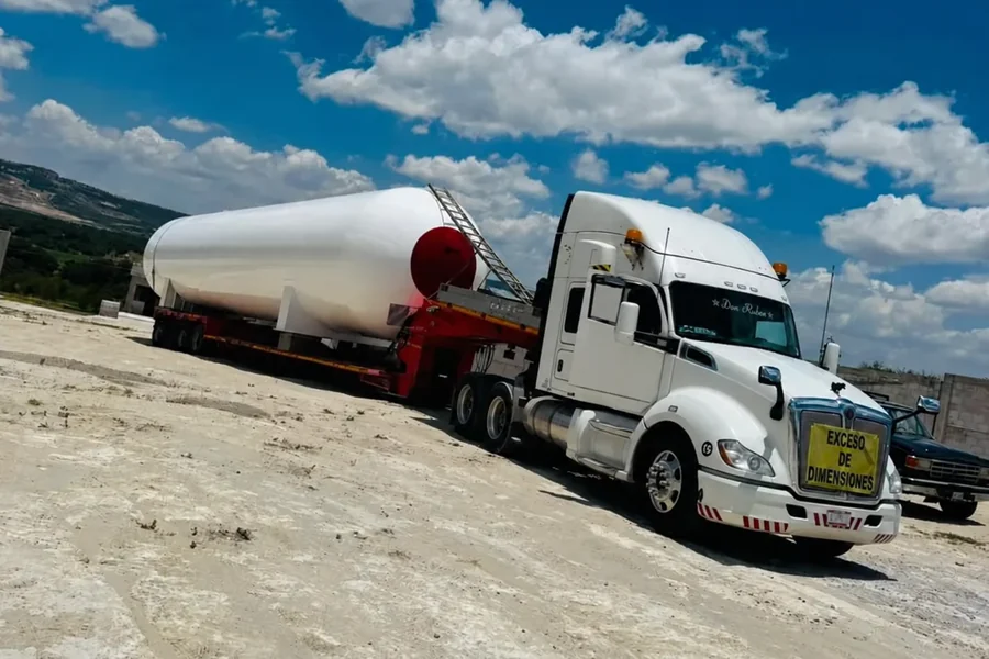 Tráiler TOFRA transportando tanque en lowboy