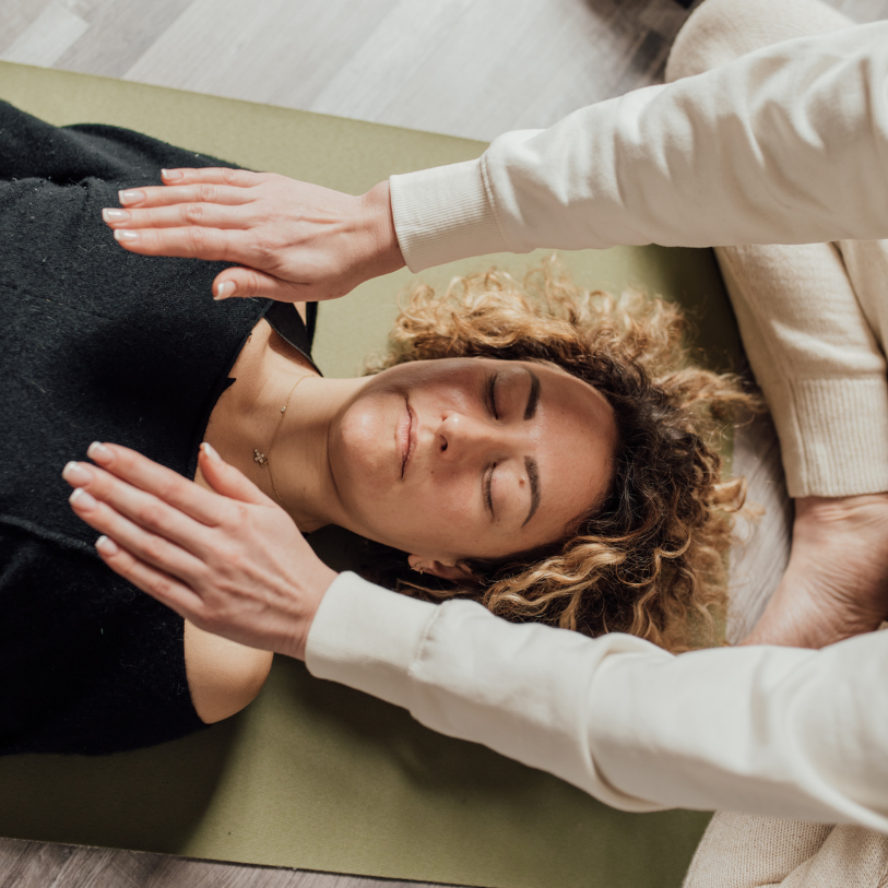 praticien Reiki Uxegney / séance Reiki Uxegney / Reiki Uxegney / Reiki Épinal / Reiki Golbey / Reiki Thaon-les-Vosges / Reiki Charmes / Reiki Mirecourt / Reiki Vittel / sophrologue Uxegney / gestion du stress Reiki / bien-être énergétique / relaxation Reiki / soin énergétique Vosges / équilibre énergétique / gestion des émotions Reiki / sophrologie et Reiki Vosges / Céline Guinard