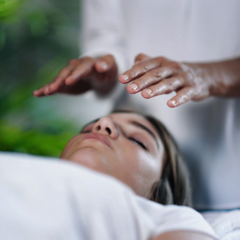 Reiki Épinal / séance Reiki Épinal / praticien Reiki Épinal / Reiki Golbey / Reiki Thaon-les-Vosges / Reiki Charmes / Reiki Mirecourt / Reiki Vittel / gestion des émotions Reiki / relaxation Reiki Épinal / bien-être Épinal / sophrologue Épinal / sophrologie et Reiki Vosges / stress Épinal / anxiété Épinal / énergie Reiki / équilibre émotionnel / Céline Guinard