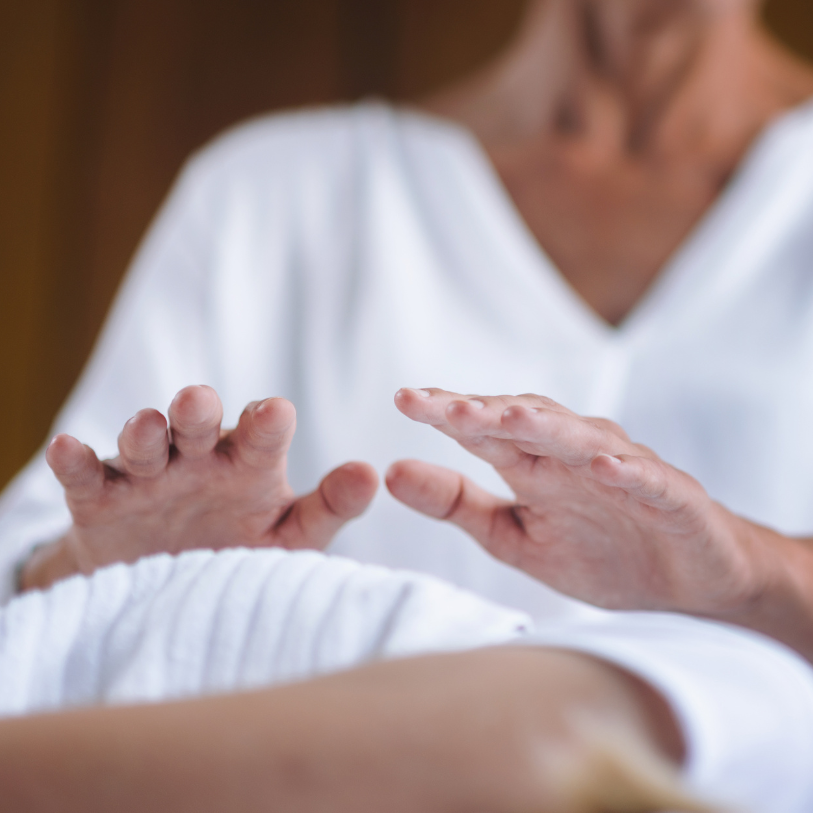 Reiki Thaon-les-Vosges / séance Reiki Thaon-les-Vosges / praticien Reiki Thaon-les-Vosges / Reiki Épinal / Reiki Golbey / Reiki Charmes / Reiki Mirecourt / Reiki Vittel / gestion des émotions Reiki / relaxation Reiki Vosges / énergie Reiki / bien-être Thaon-les-Vosges / stress Vosges / sophrologue Thaon-les-Vosges / Céline Guinard / équilibre énergétique / soins énergétiques Vosges / fatigue mentale