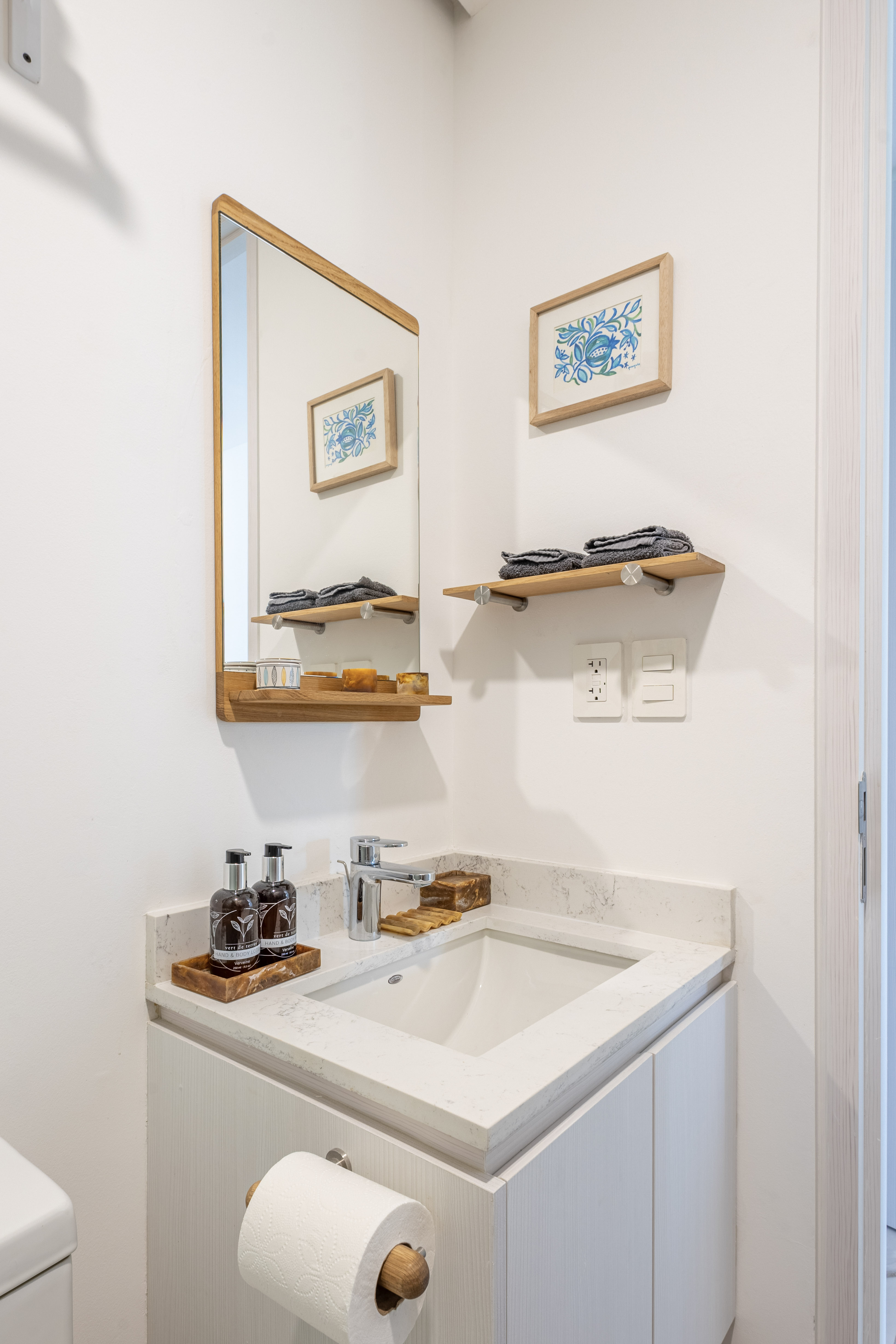 Bathroom vanity