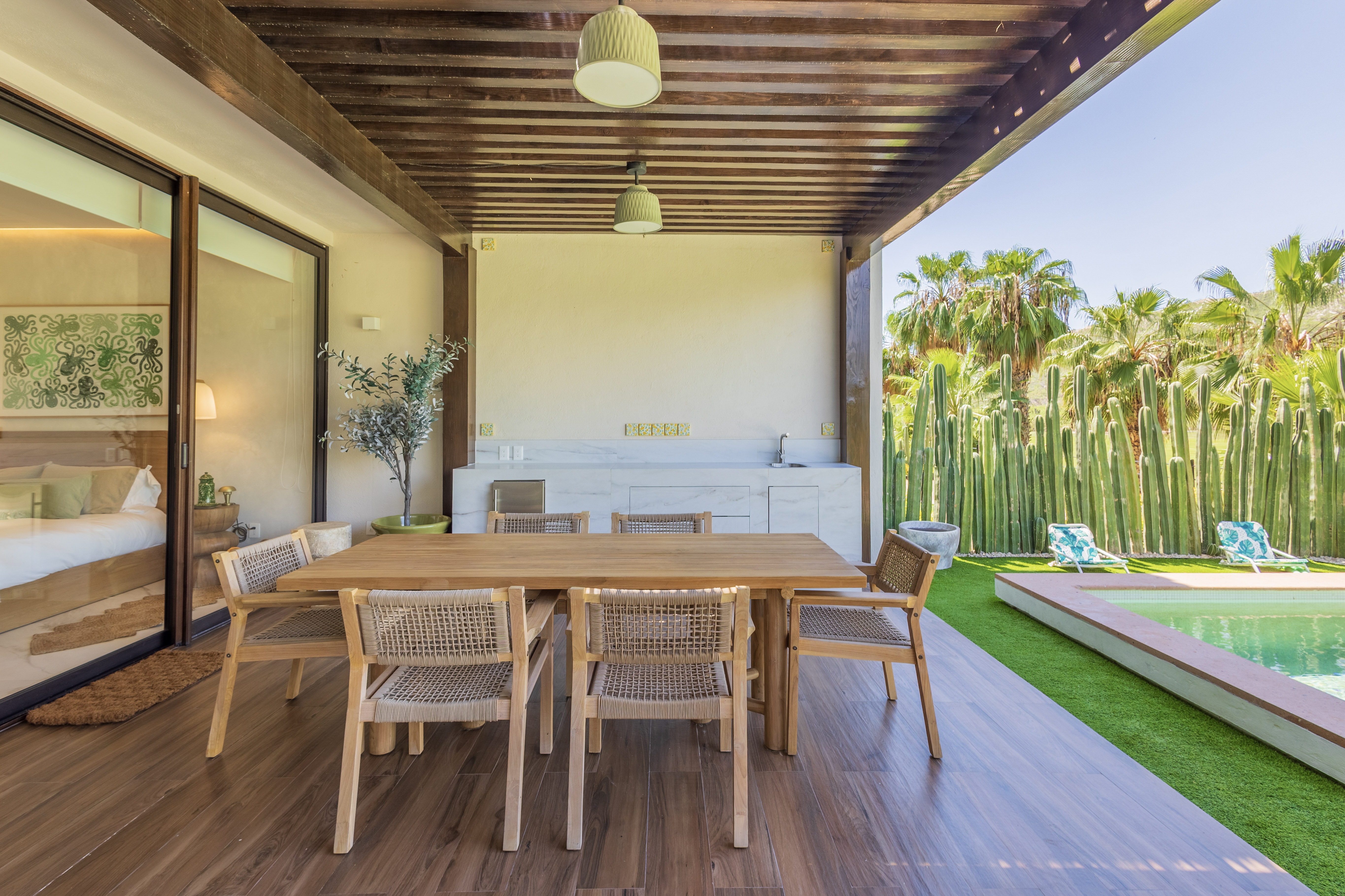 Covered dining under the pergola