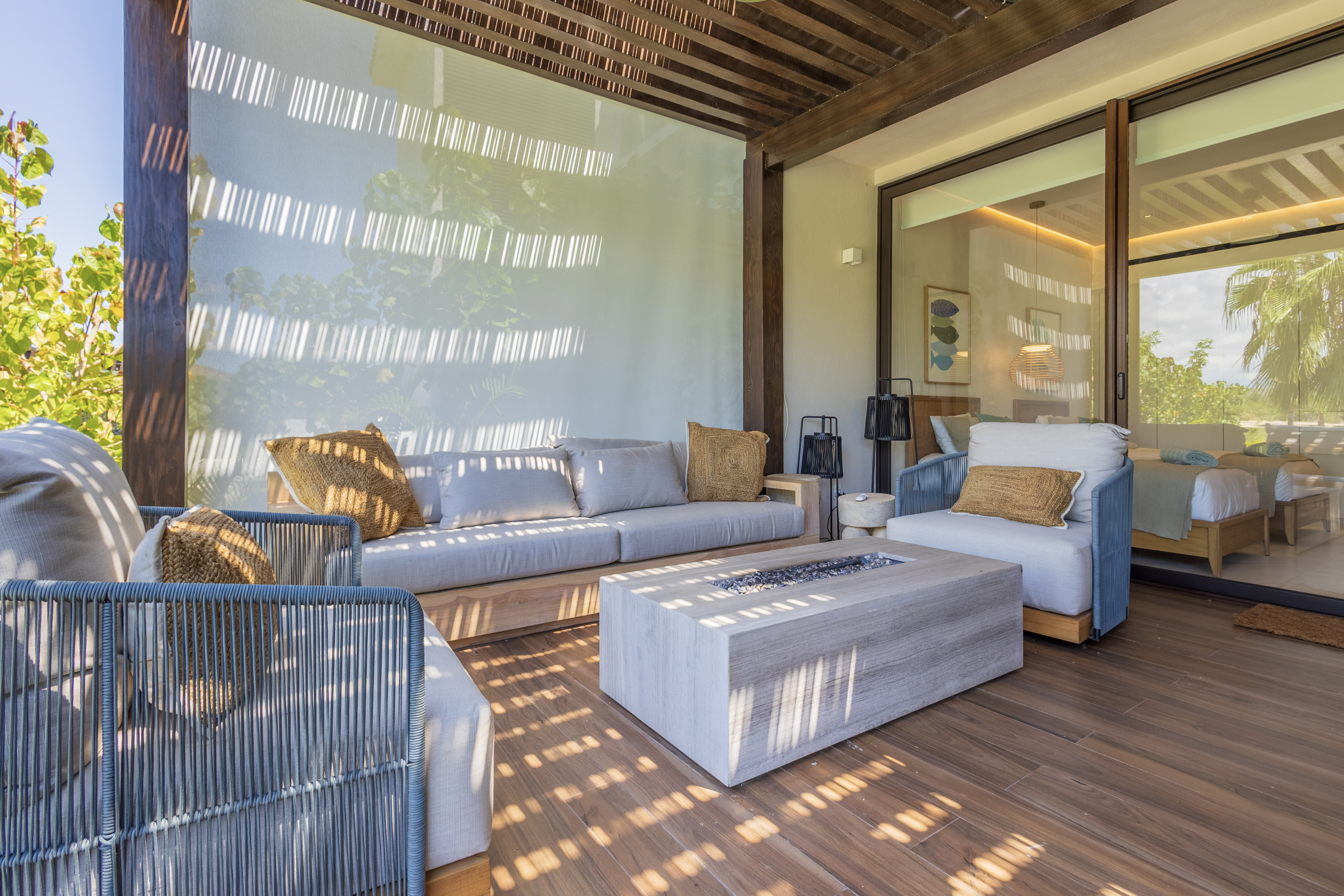 Lounge area under the pergola