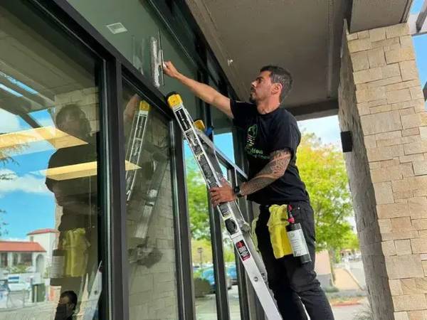 Window glass cleaning in Santa Clara