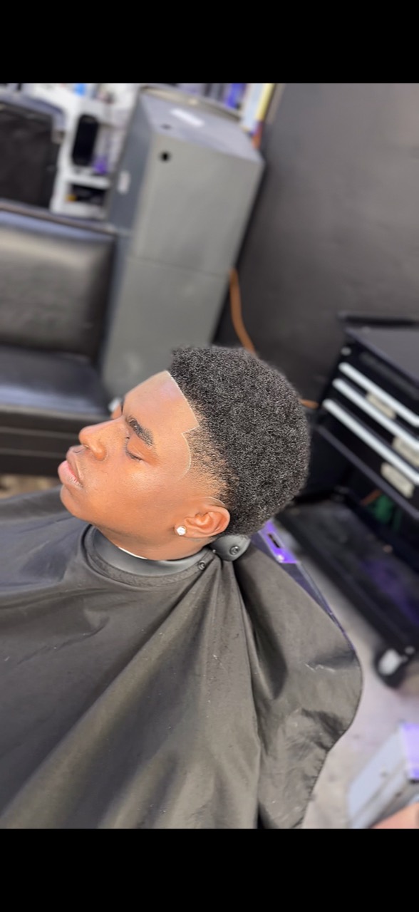 Close view of a client’s short textured hair and crisp front hairline.