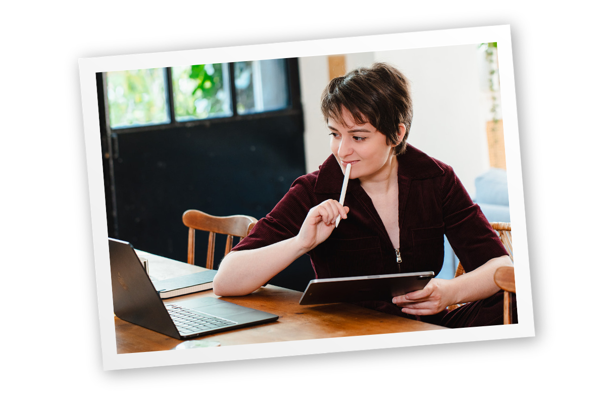 Assistante virtuelle en train de réfléchir à sa spécialisation professionnelle en travaillant sur tablette et ordinateur. Assistante virtuelle en train de réfléchir à sa spécialisation professionnelle en travaillant sur tablette et ordinateur.