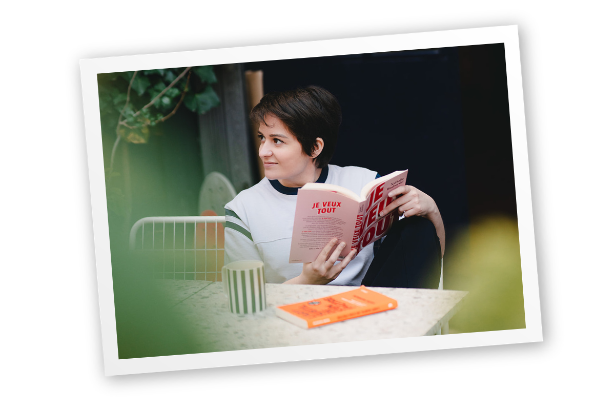 Marthe Déro lit un livre à l’extérieur, une scène qui illustre la réflexion d’une assistante virtuelle débutante sur les erreurs qui peuvent fragiliser sa crédibilité auprès des clients.