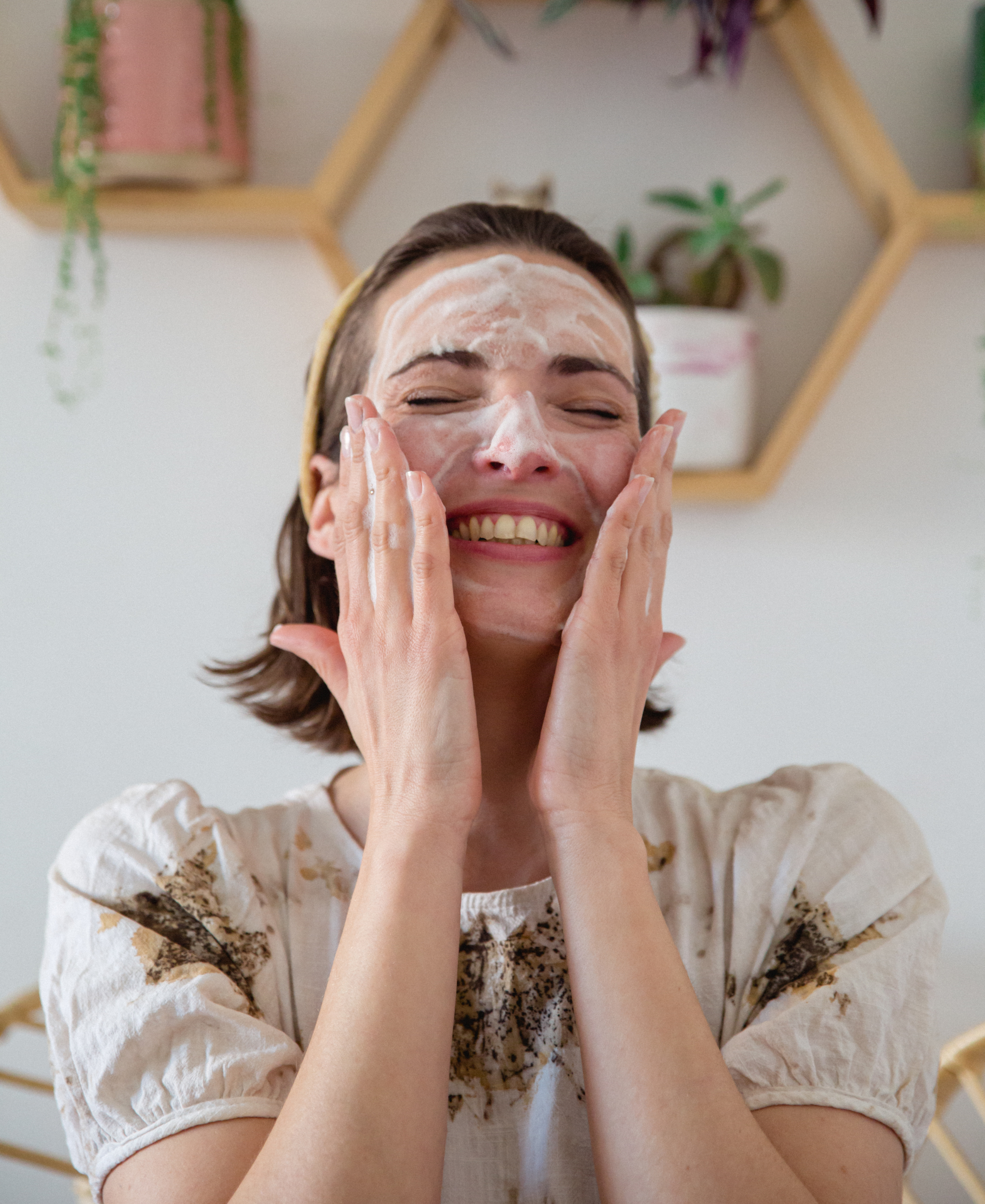 Nuria Iribarren, fundadora de Kalimiel, aplicando espuma facial limpiadora
