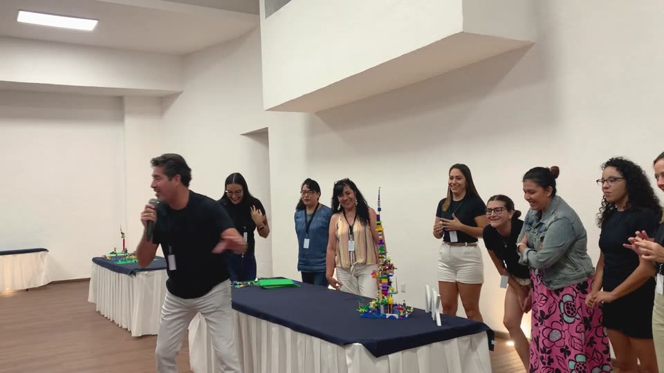 El equipo de pie alrededor del modelo que construyó en común