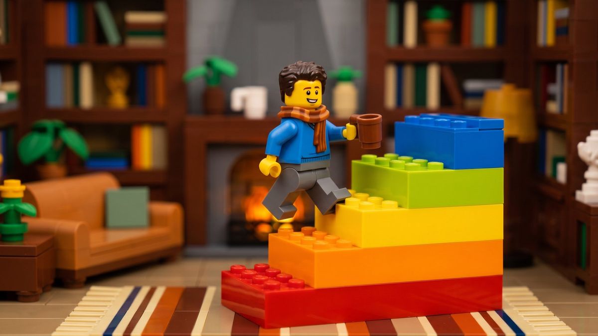 Minifigura sube una escalera de piezas de colores