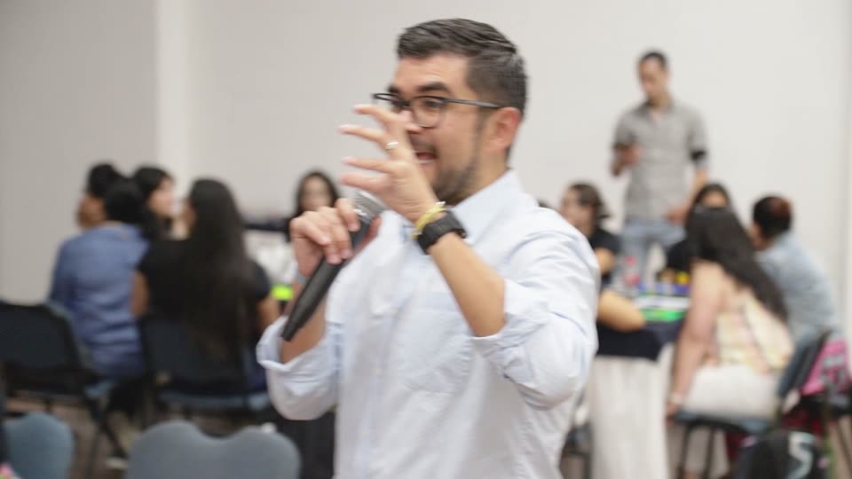 El facilitador presenta el reto al equipo frente a la pantalla
