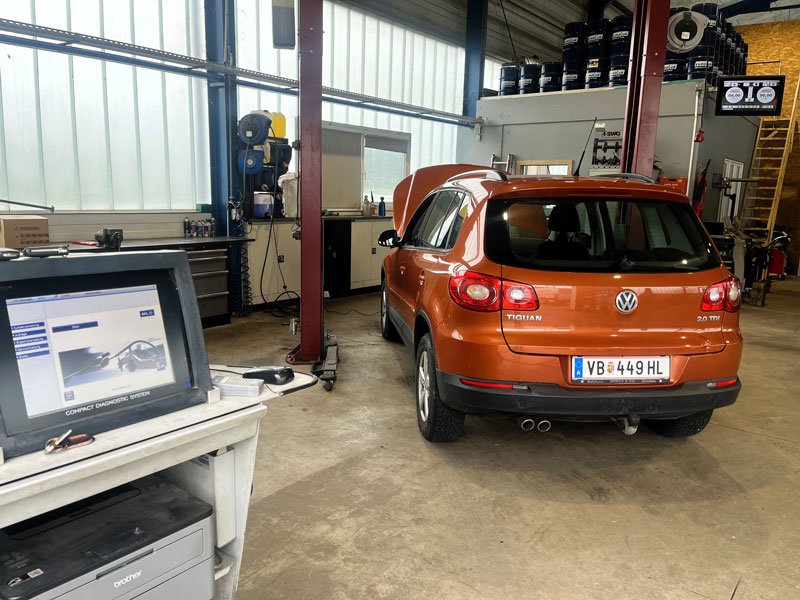 FBM KFZ-Meisterwerkstätte Straßwalchen — Werkstattraum mit Hebebühne