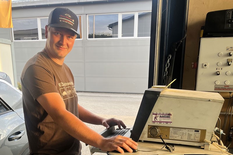 Stefan Reiter — KFZ- & Karosseriebaumeister bei FBM Straßwalchen Stefan Reiter — KFZ- und Karosseriebaumeister bei FBM Straßwalchen am Diagnosegerät