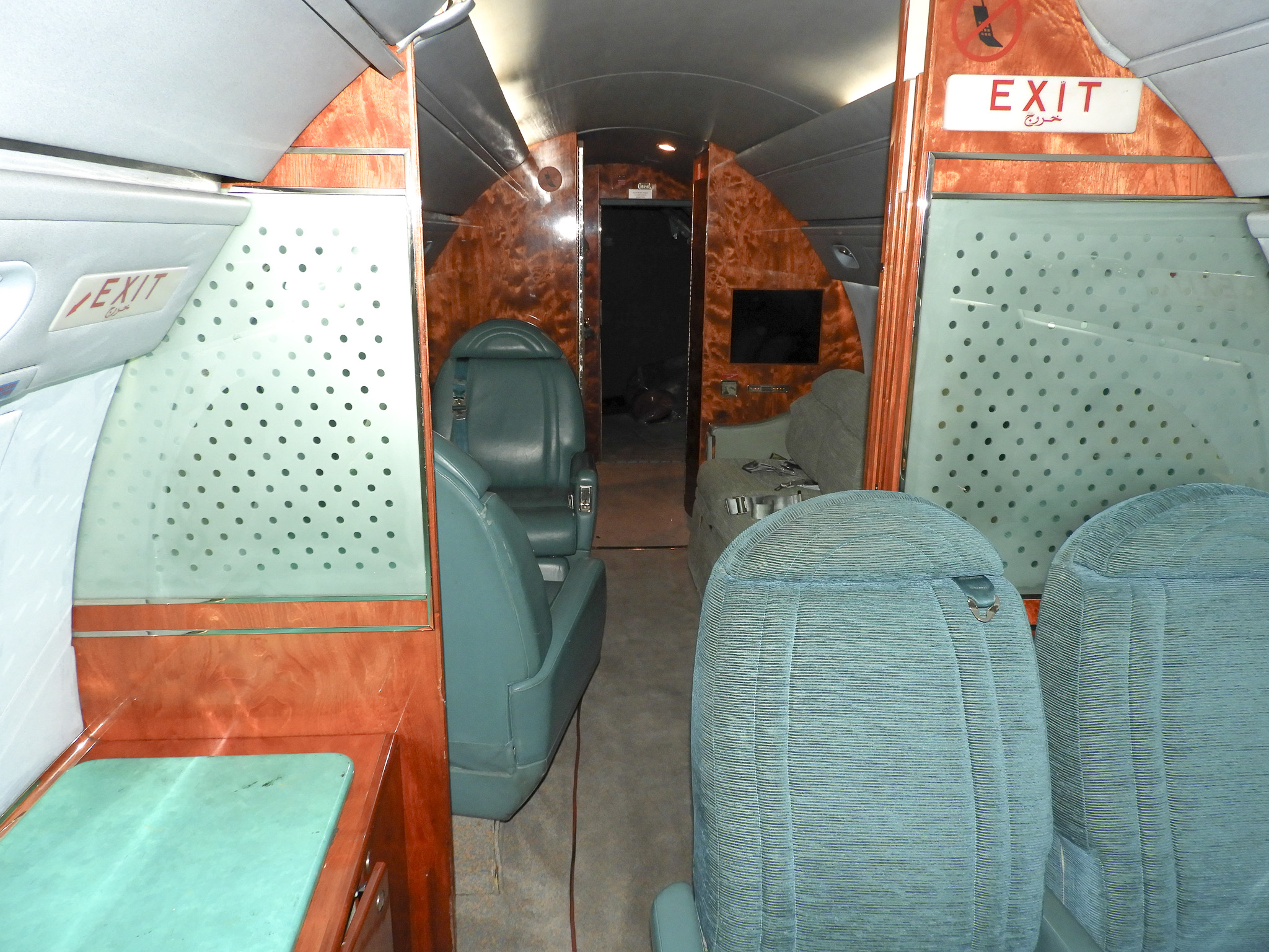 Gulfstream G-V cabin hallway before refit, looking outdated