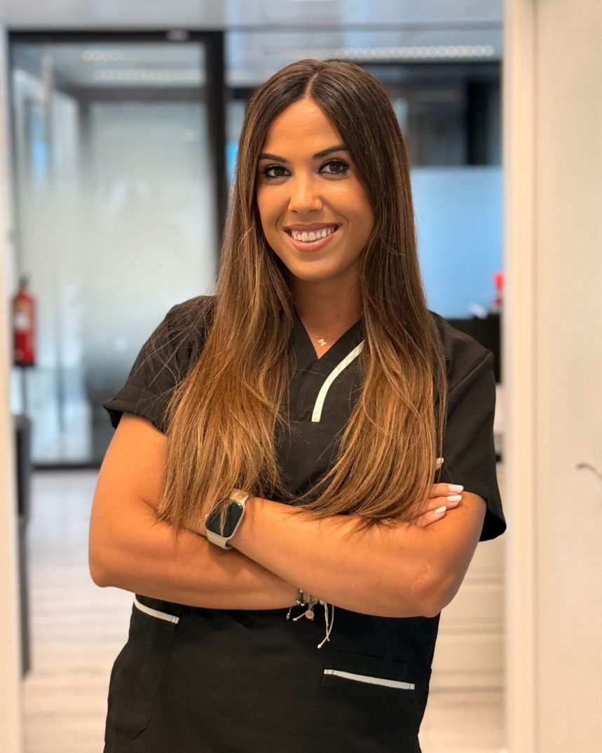 María González, responsable de recepción y atención al cliente en Sintas Dental, en un retrato en el interior de la clínica.
