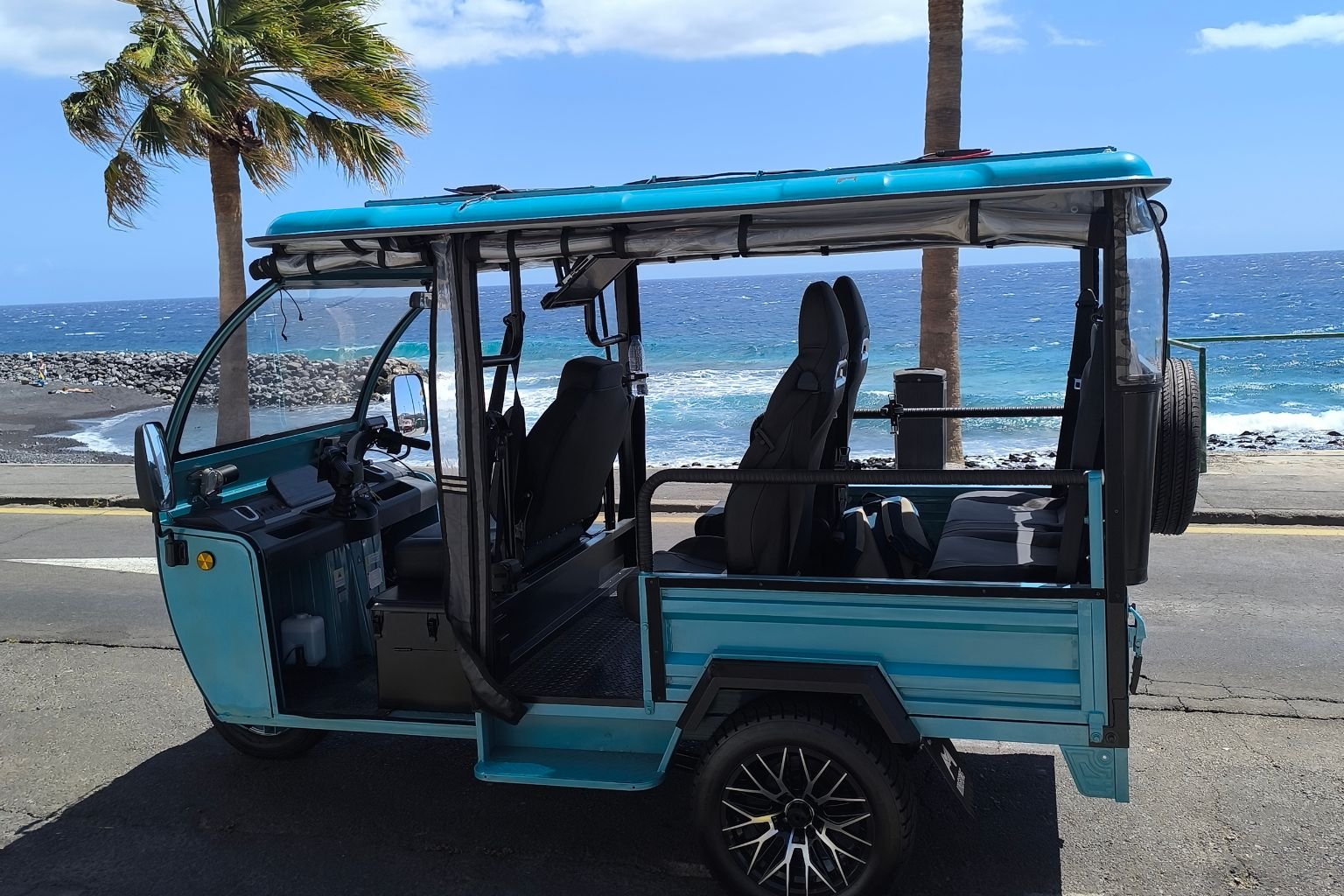Tuk-tuk de Toketuk frente al mar