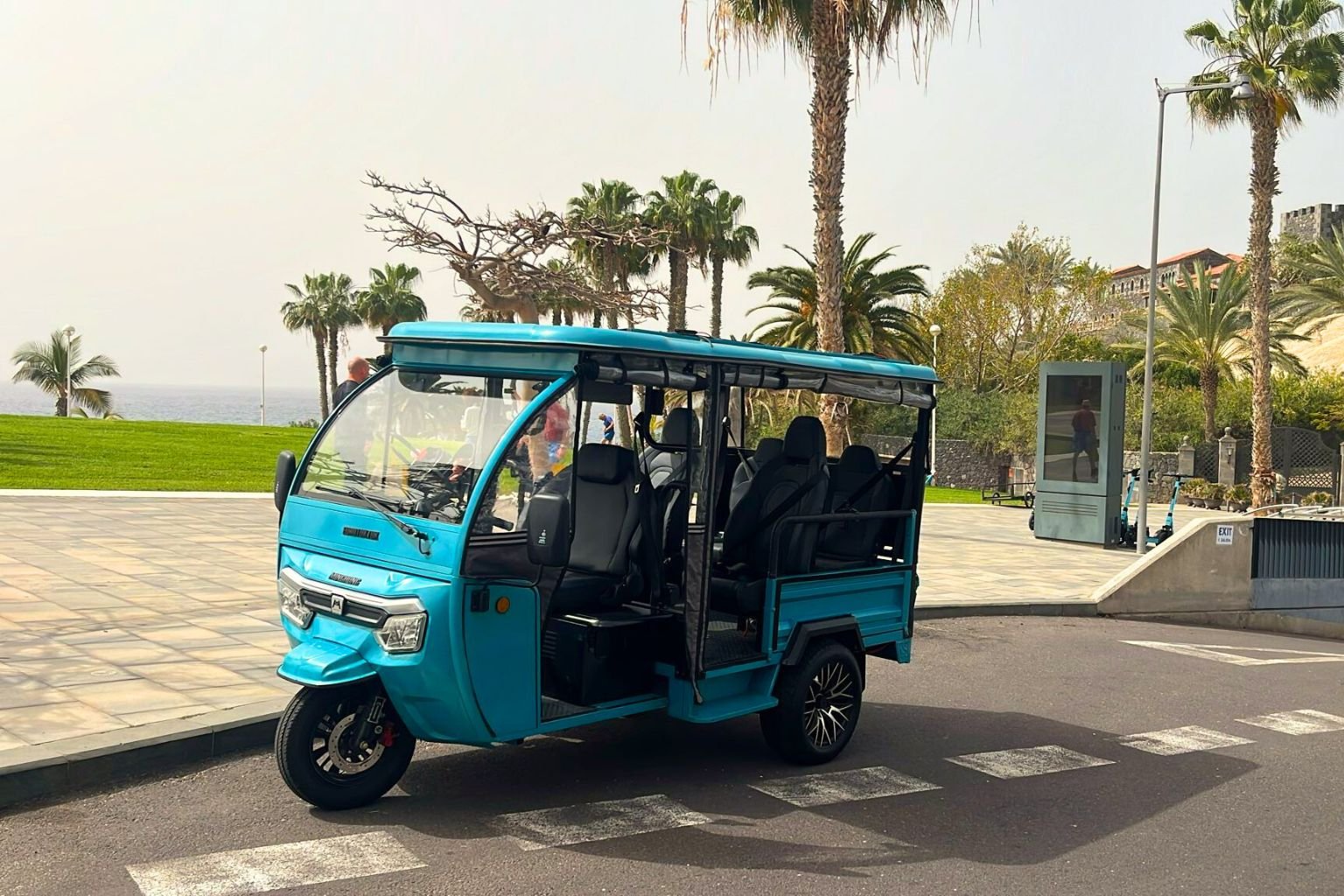Tuk-tuk de Toketuk entre palmeras