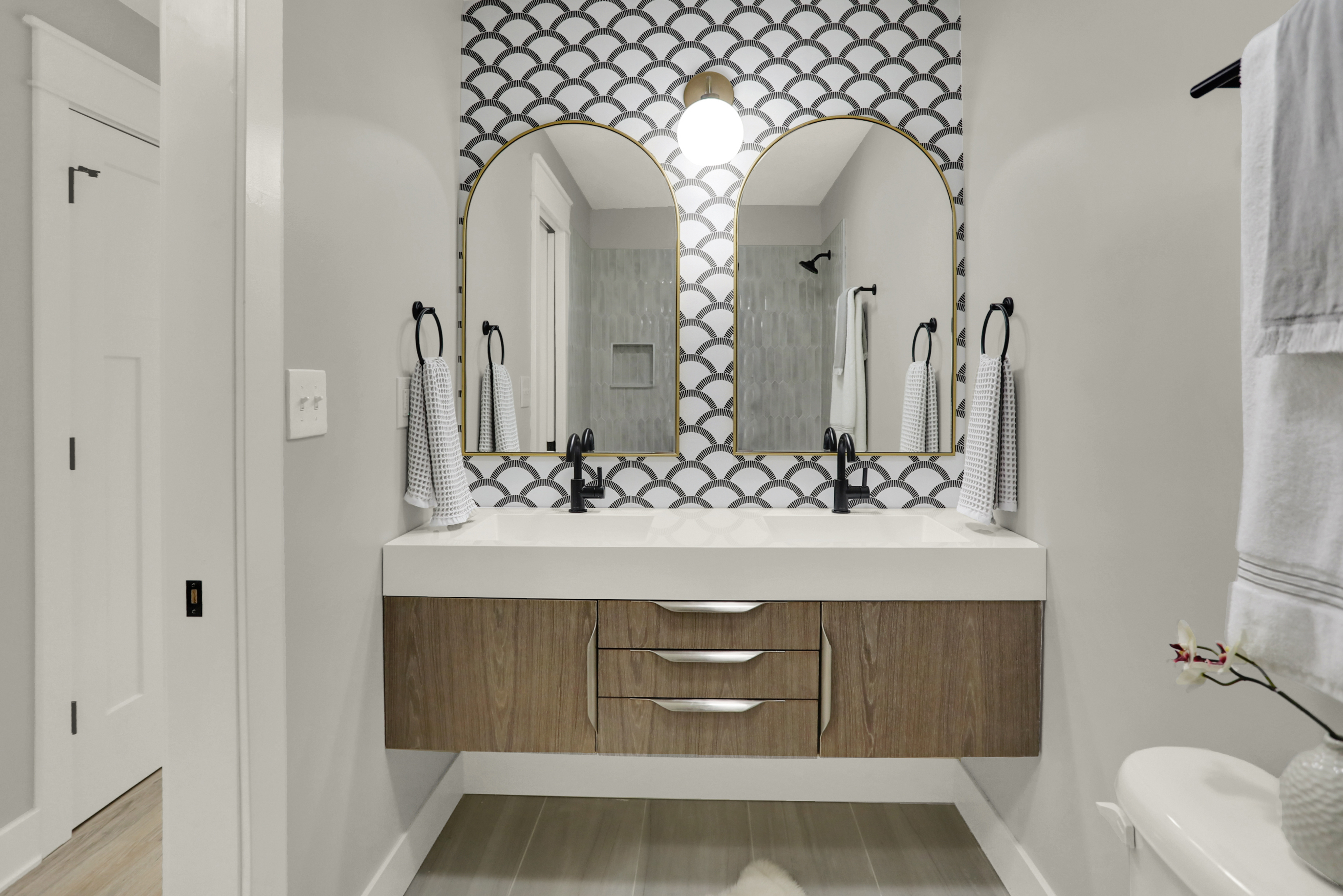 Luxury kitchen remodel by Hamilton Renovations in Carmel Indiana – custom cabinetry and quartz countertops