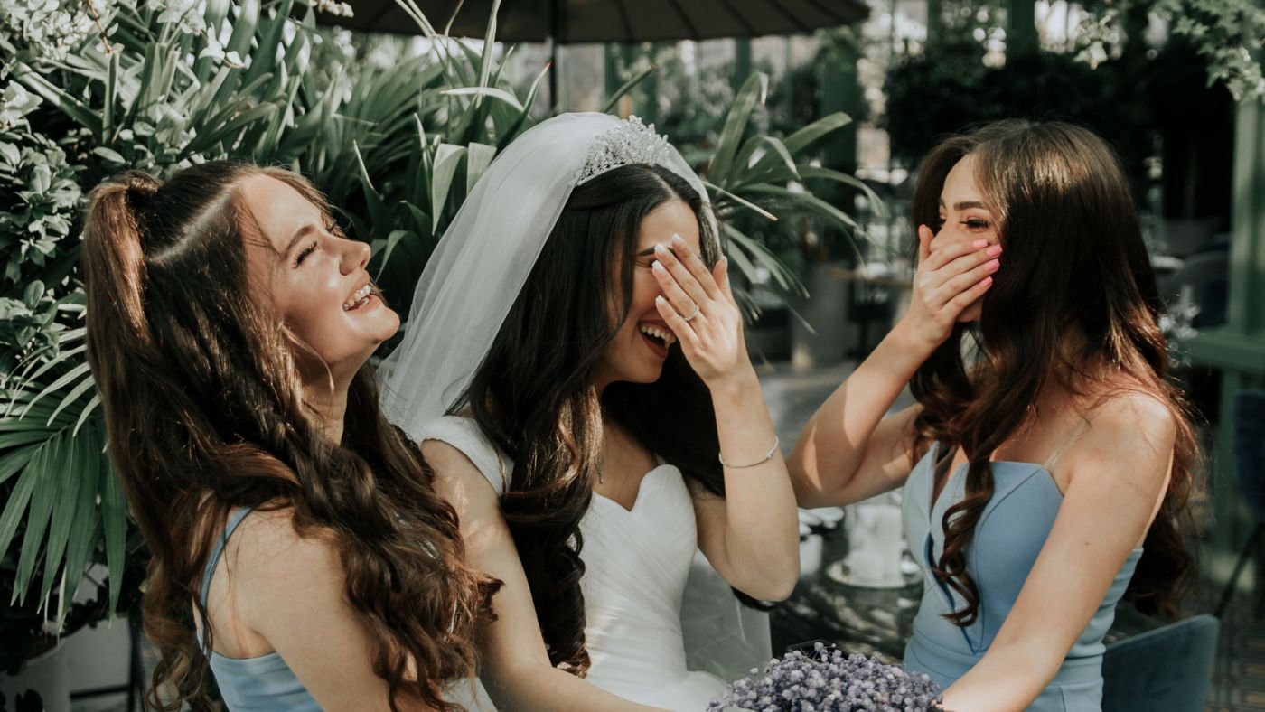 La novia riendo con sus damas