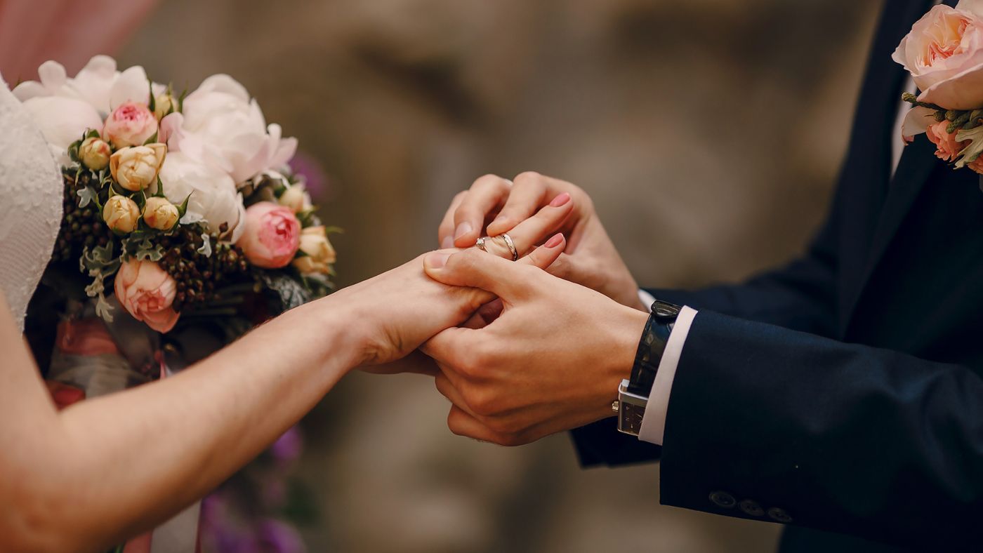 Novios intercambiando anillos