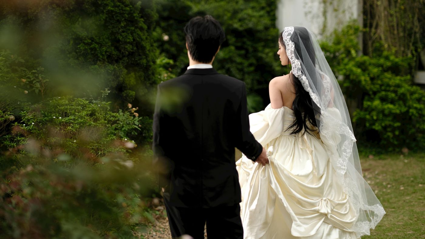 Los novios caminando en el jardín