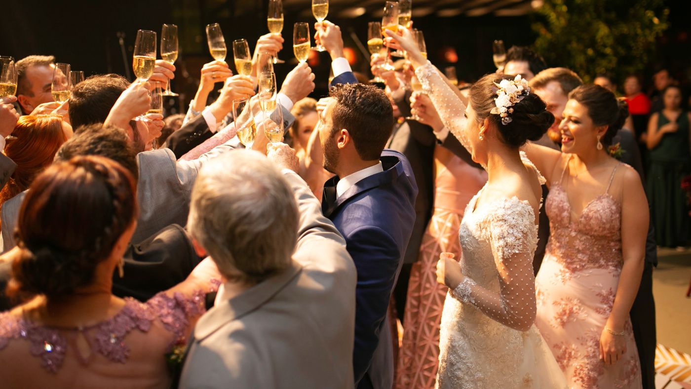 Brindis con los invitados en la fiesta