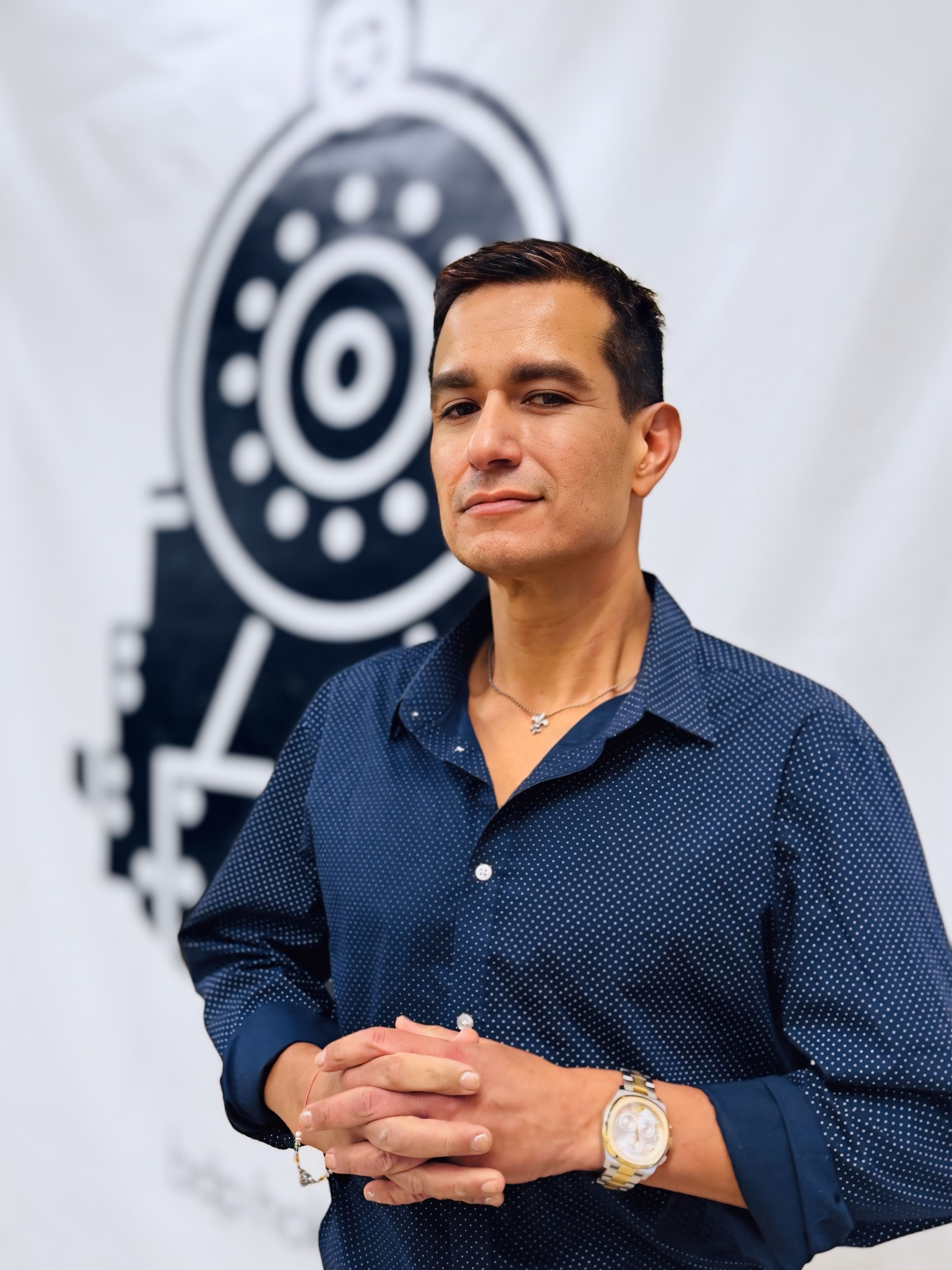 Moses Oliva agent headshot
