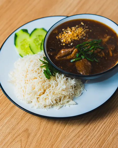 Beef pares: tender braised beef in rich sauce with fried garlic and spring onion, served with rice