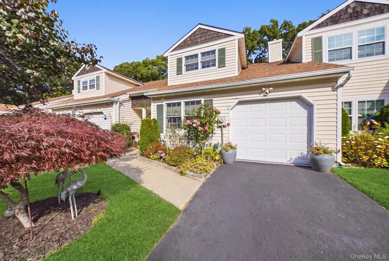 527 Race Place, Oakdale, NY