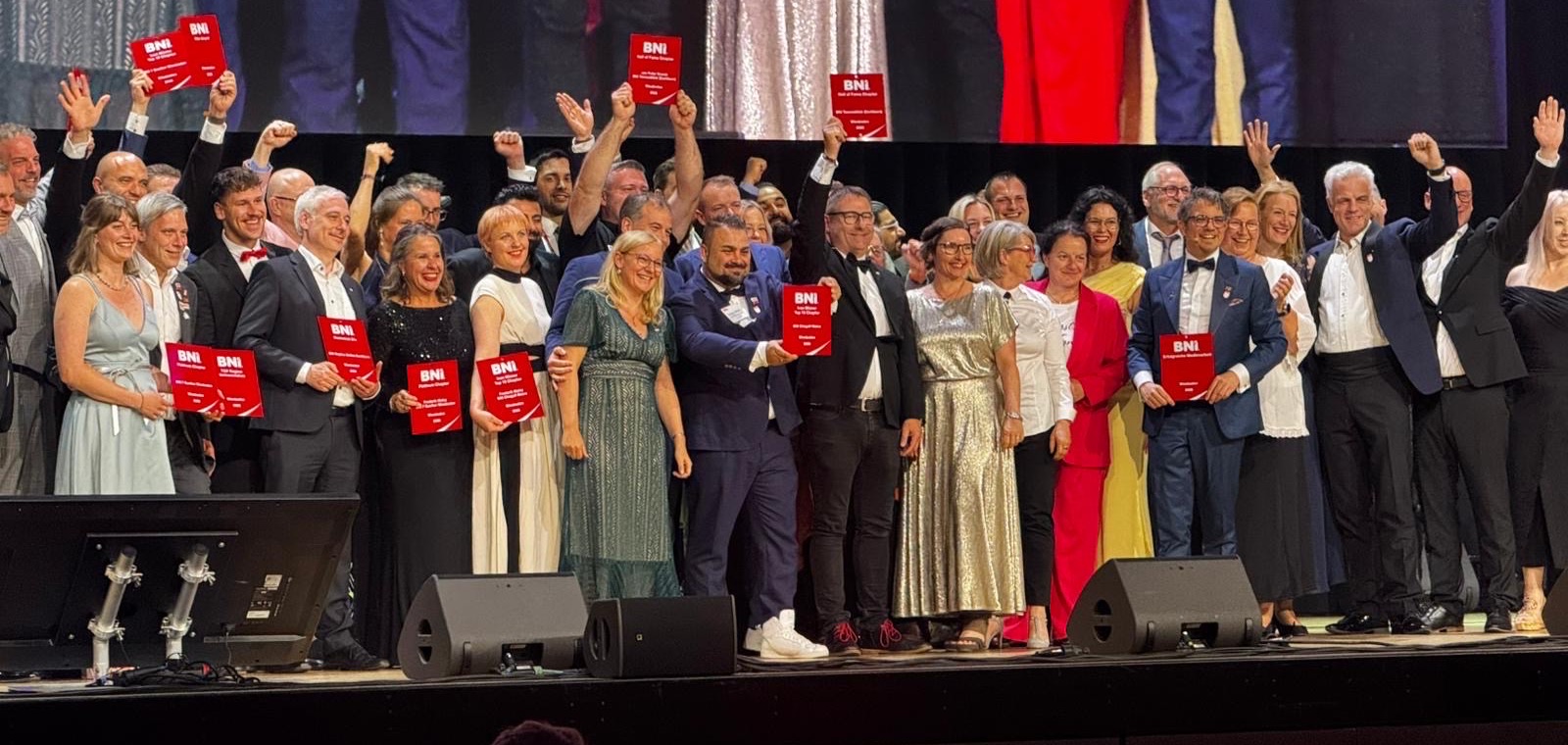 Ausgezeichnete BNI-Mitglieder und Partnerdirektoren auf der Bühne in Wiesbaden 2026