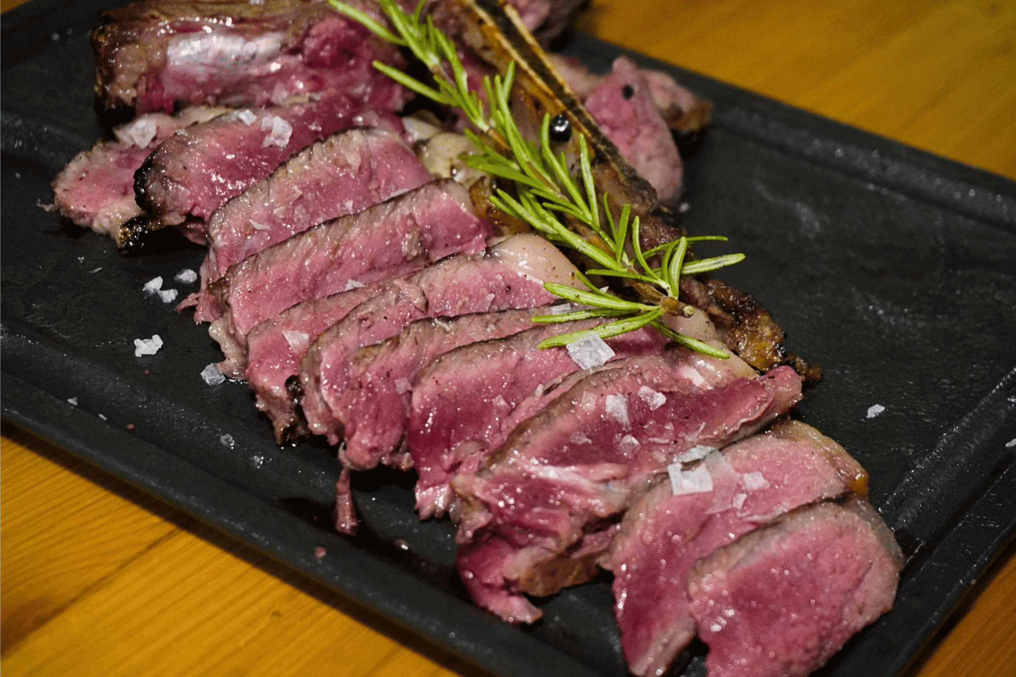 Costata con osso su tagliere di legno