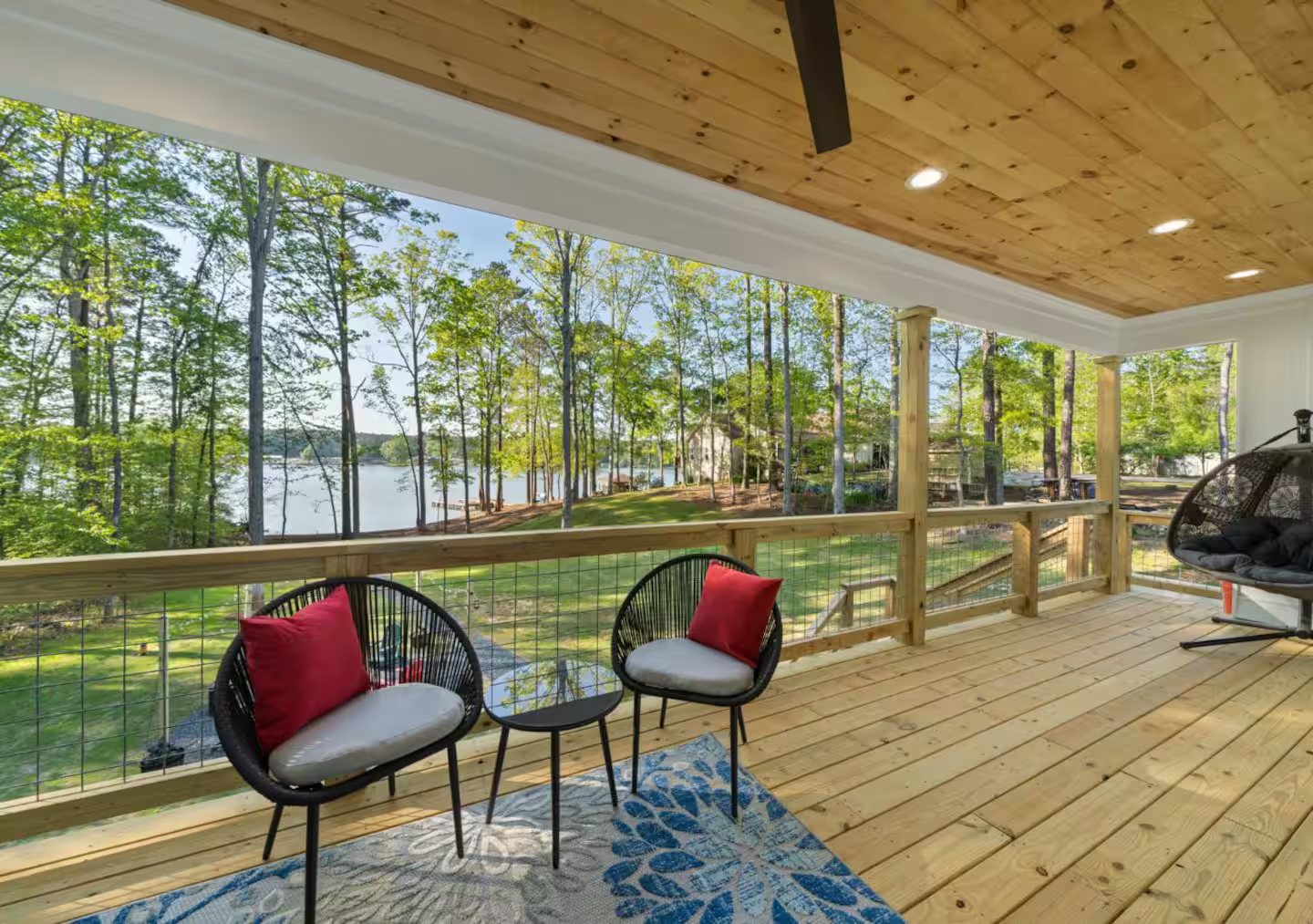 Lakeside Screened-In Porch Lounge