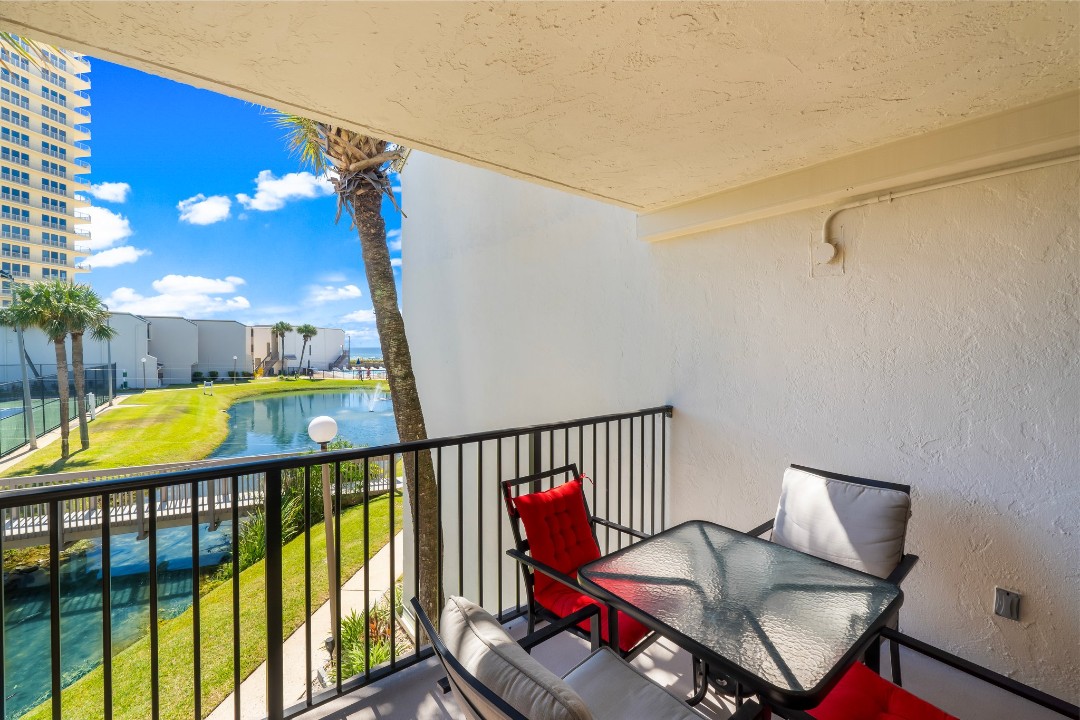 Al fresco balcony dining with a coastal breeze