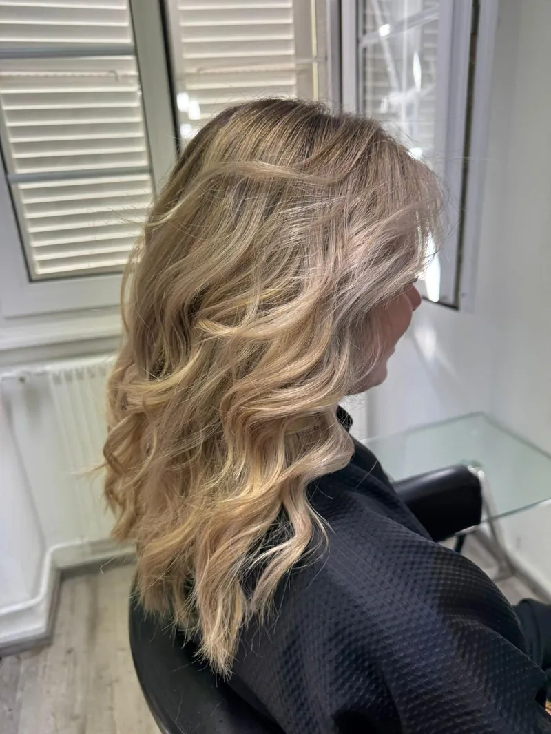coiffure mariée cheveux blonds ondulés Bâle