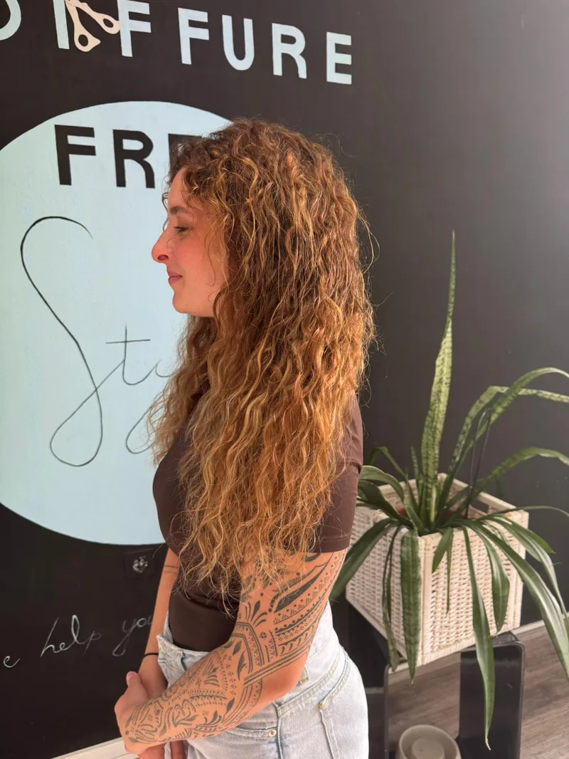 coiffure cheveux bouclés longs événement Bâle