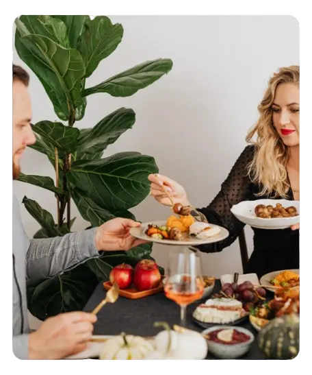 Couple savourant un repas équilibré et gourmand sans culpabilité autour d’une table conviviale