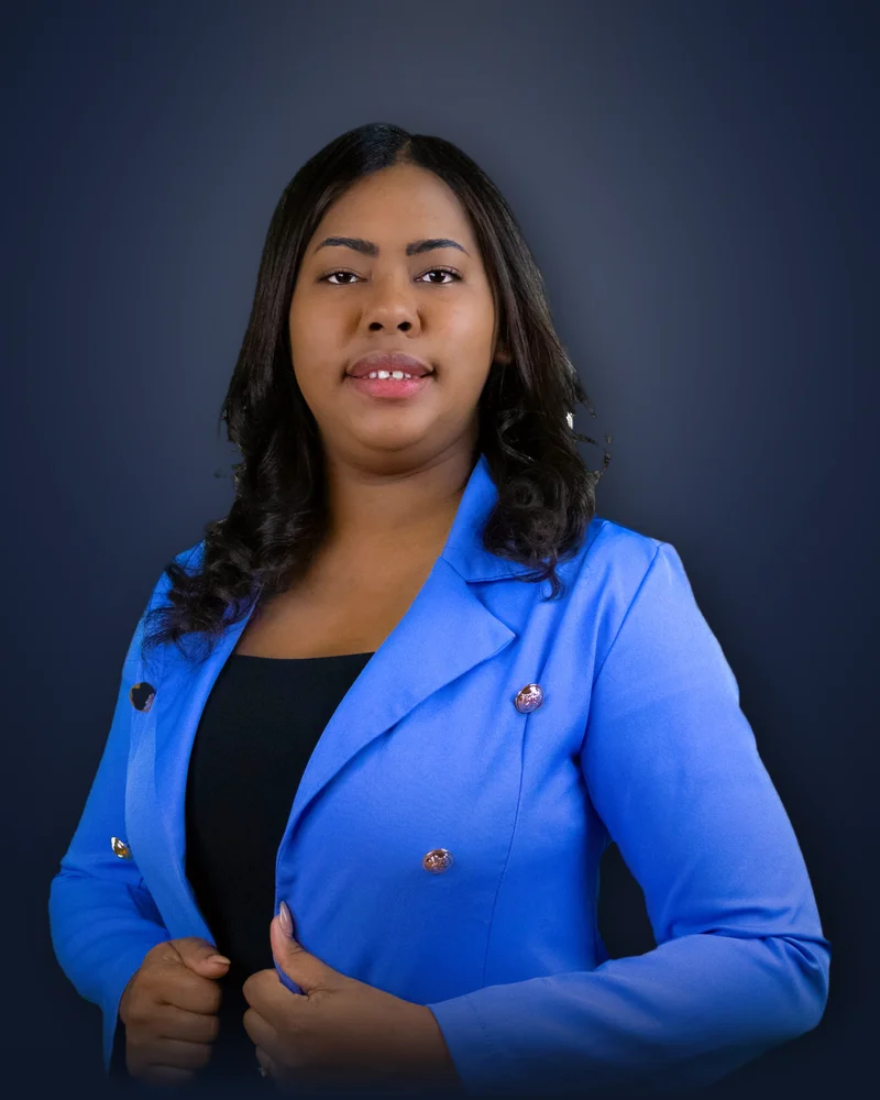 Yadenis, especialista en inmigración y documentos