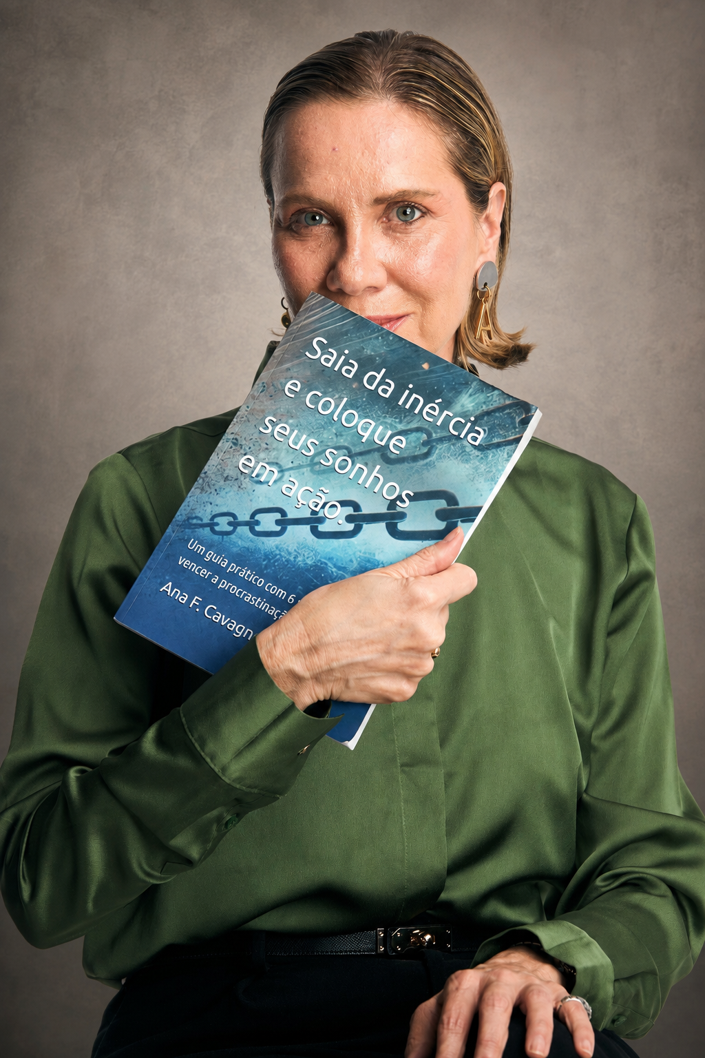 Ana Flávia Cavagnoli with the book Saia da Inércia