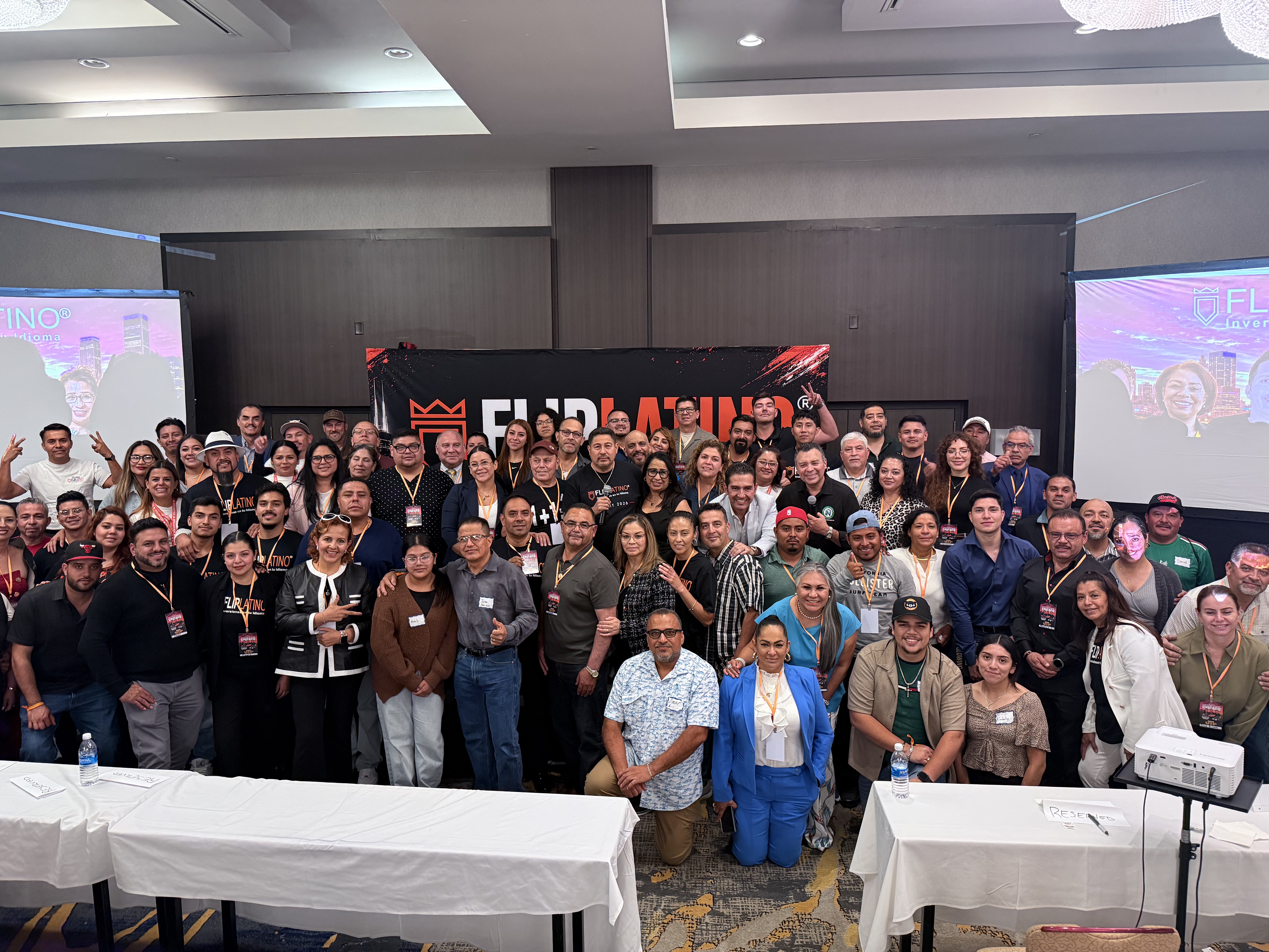 Foto grupal de todos los asistentes al evento