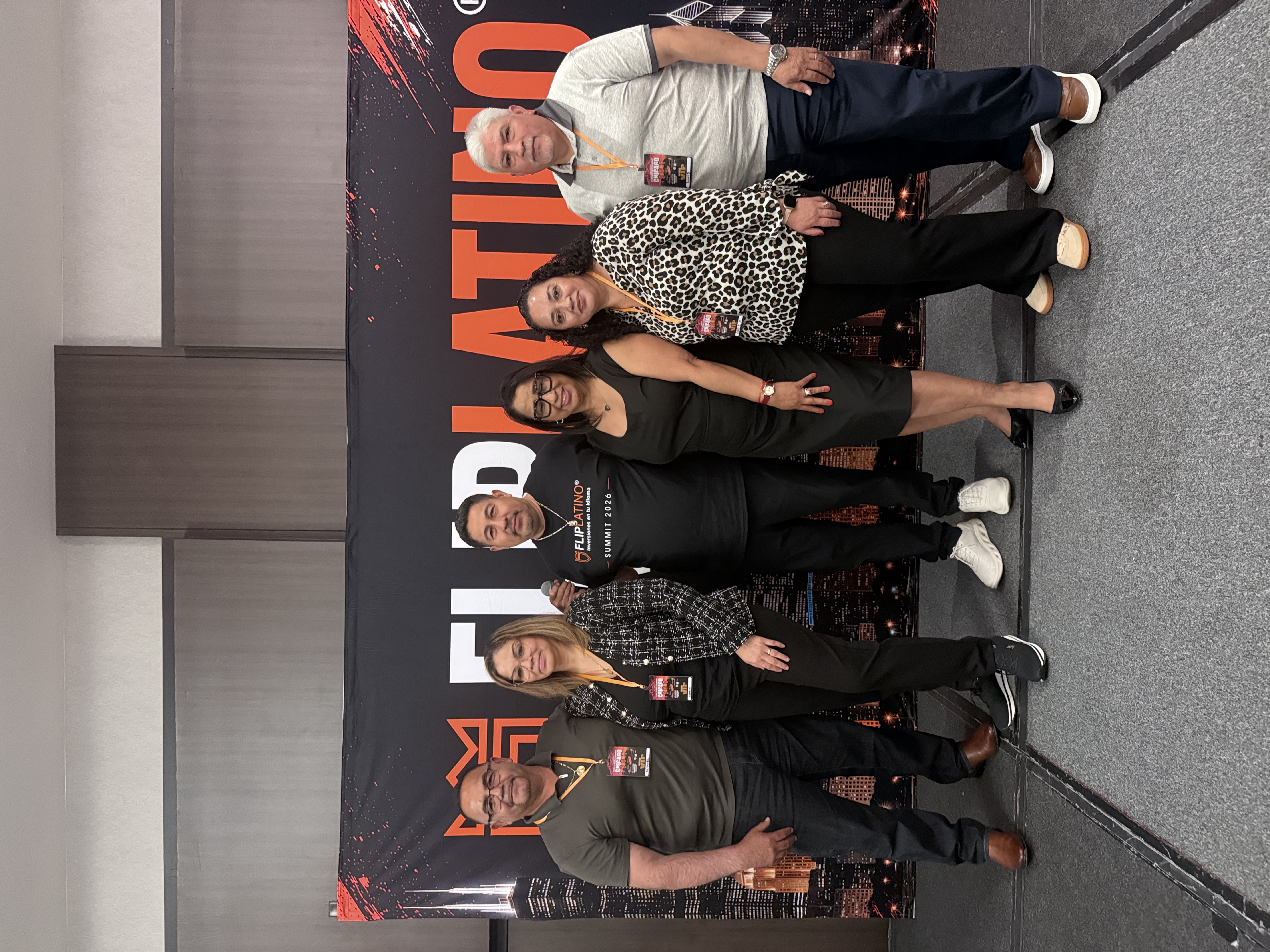 Alumnos posando con el equipo de FlipLatino