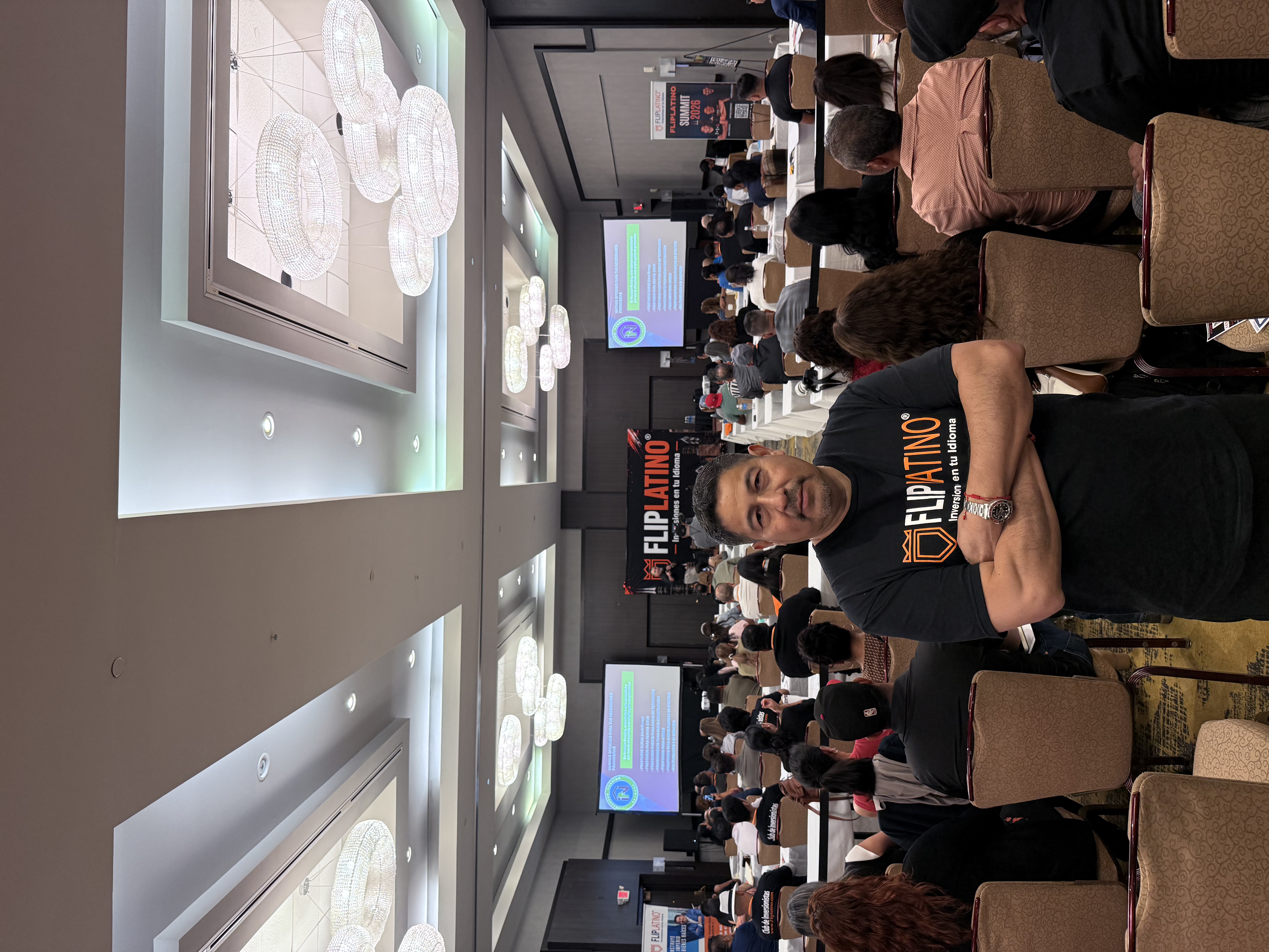 Antonio Hernández frente a la sala llena en un evento de FlipLatino