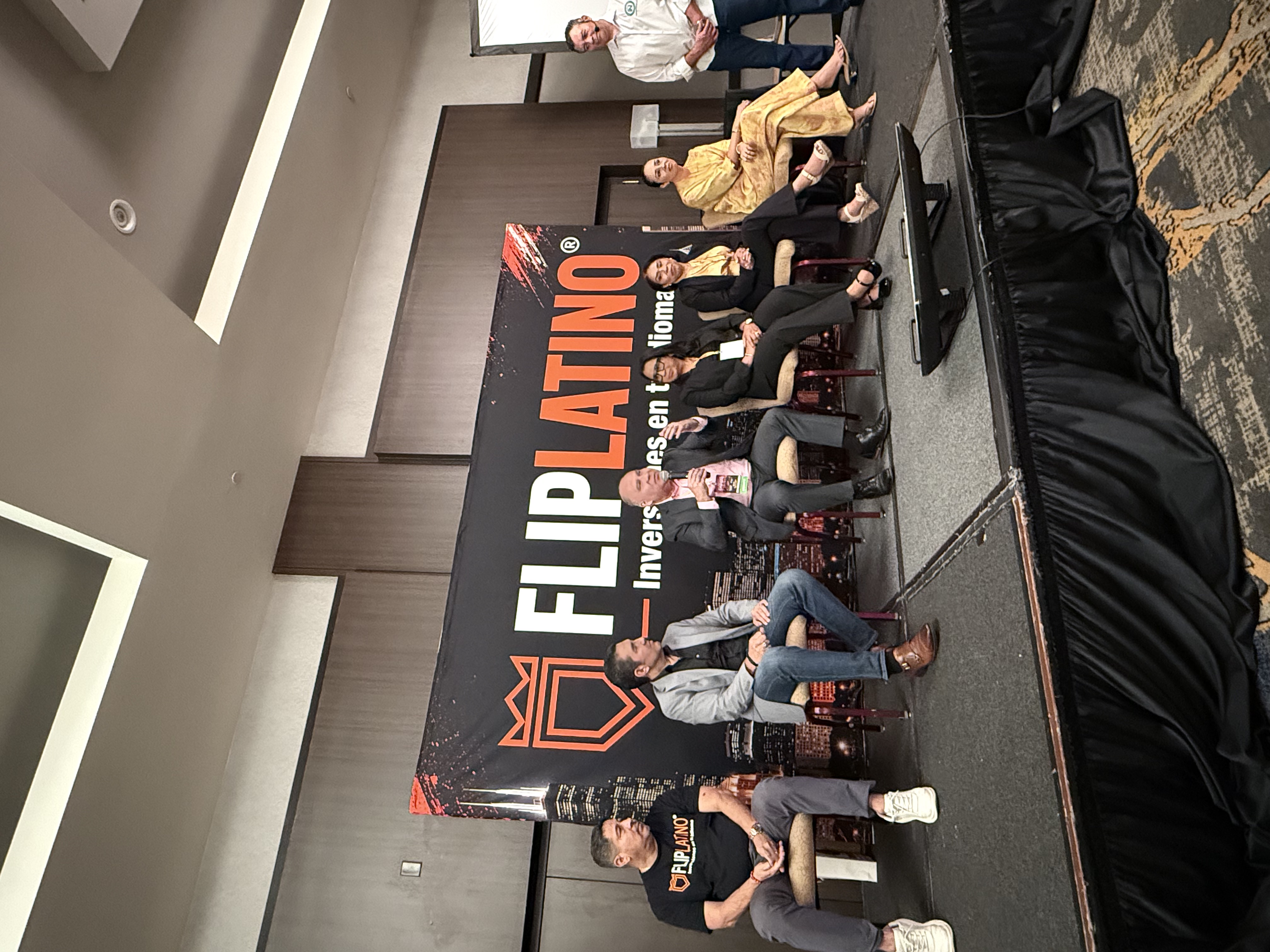 Panel de mentores en el escenario de FlipLatino