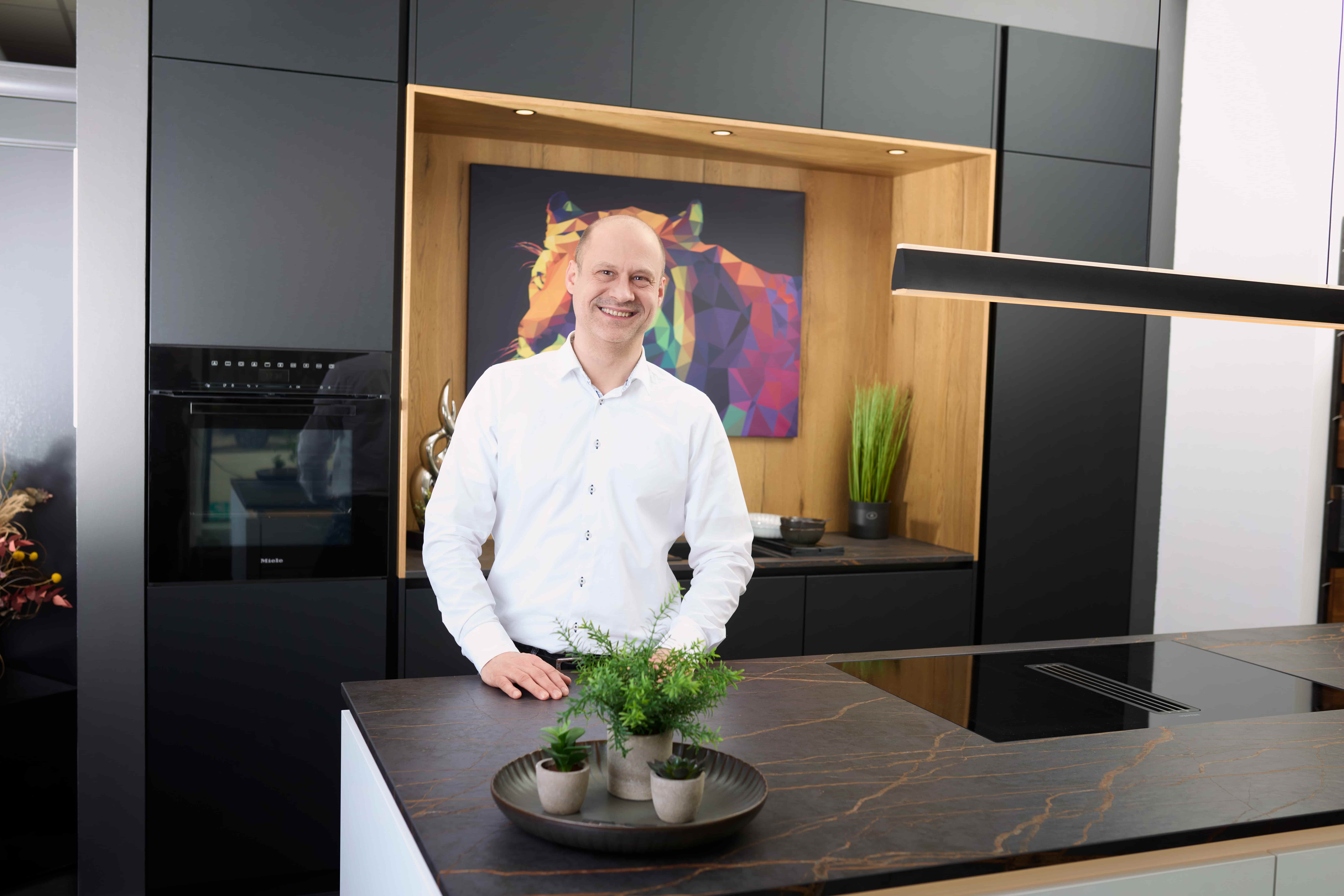 Bartholomäus Orlowitz, Inhaber von Clever Küchen, im Showroom